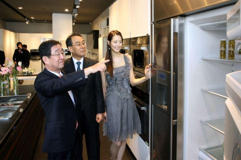 삼성전자가 3일 강남구 논현동에서 장창덕 국내영업사업부장(맨 왼쪽)을 비롯해 내외빈 40여명이 참석한 가운데 B2B 토털솔루션 전시장  「시스템하우젠 갤러리」를 열고 B2B 시장 