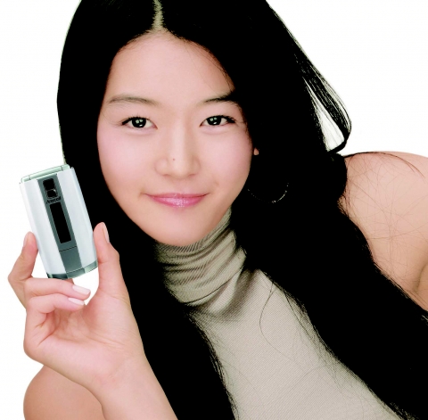 삼성전자는 3일 휴대폰 커버 색상을 마음대로 바꿀 수 있는 '컬러재킷폰(B660/B6600/B6650)'이 지난 2월말 출시 후 한 달 만에 10만대 판매를 돌파