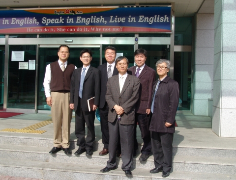 안병길(경상대 외국어교육부장),정정규(서울대 위탁관리본부),김종연 사무관(〃학생처 복지과), 김충실(경상대 어학원 행정실장),이호준 사무관(서울대 예산담당관실), 권오황(〃 대외협