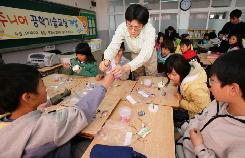 포스코 기술연구소 엄상호 박사가 학생들의 실습을 도와주고 있다.
