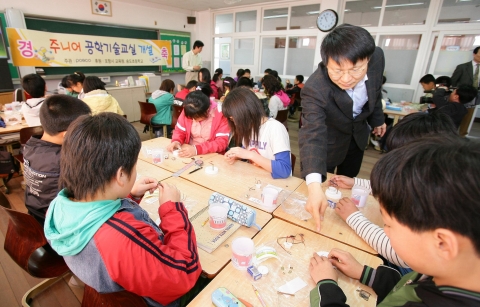 포스코 기술연구소 신용태 박사가 바이메탈의 원리에 대해 설명하고 있다.