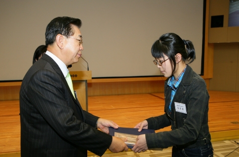 포스코청암재단은 4일 포항지역 고등학생 61명에게 ‘2007년 포스코샛별장학증서’와 부상을 전달하고 격려했다.
