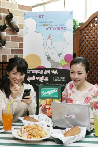 고객들이 베니건스 도곡점에서 노트북PC와 스마트폰으로 와이브로 서비스를 즐기는 모습 