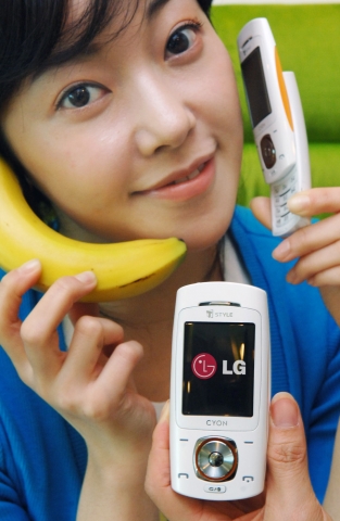 LG전자는 5일 ‘바나나 스타일폰(모델명: LG-SV280)’을 출시했다.