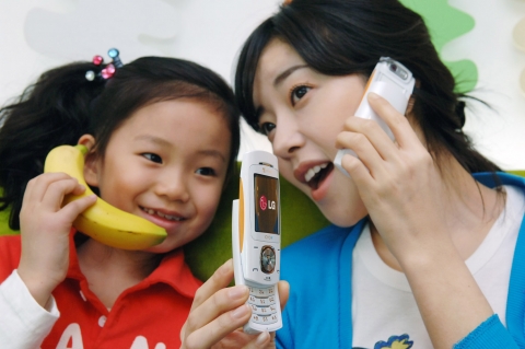 LG전자는 5일 ‘바나나 스타일폰(모델명: LG-SV280)’을 출시했다.