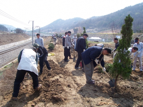 한국철도공사(사장 이철)는 제62회 식목일을 맞아 5일 임직원 850여명이 참가한 가운데 본사를 비롯한 서울·대구 등 전국 17개 지사별로 식목일 행사를 실시했다고 밝혔다.