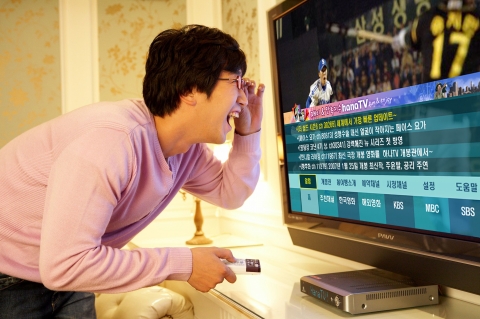 하나로텔레콤은 6일 ‘2007 프로야구’시즌 개막일에 맞춰 <하나TV>를 통해 프로야구 주요 경기 하이라이트 서비스를 개시한다고 밝혔다. 한 고객이 <하나TV&gt