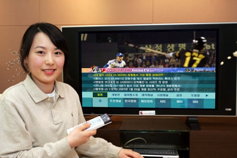 한 고객이 <하나TV>로 프로야구 하이라이트를 시청하고 있다.