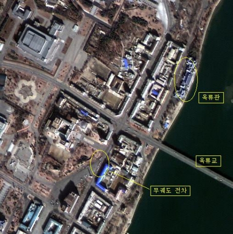 평양시내 옥류관 주변지역 위성영상(옥류교와 옥류관 주변의 차량들과 무궤도 전차로 추정되는 교통수단이 보임)