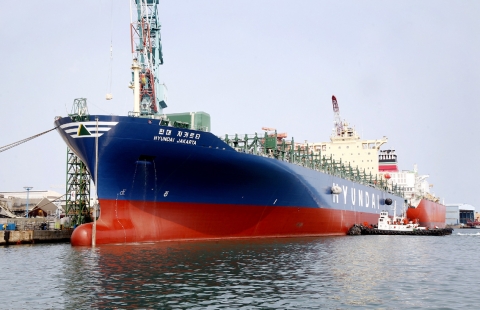 건조를 마치고 출항을 앞둔 6,800TEU급 초대형 컨테이너선 「현대 자카르타」호. 현대상선은 4월 9일 이 선박을 최근 물동량이 증가하고 있는 아시아-유럽항로에 투입하여 수송능력을 증대시켰다.