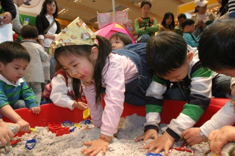 유아교육의 모든 것을 한 눈에 볼 수 있는 국내최대규모의 ‘서울 국제 유아교육전’이 16회째로 12~15일 삼성동 COEX 전시장에서 열린다.