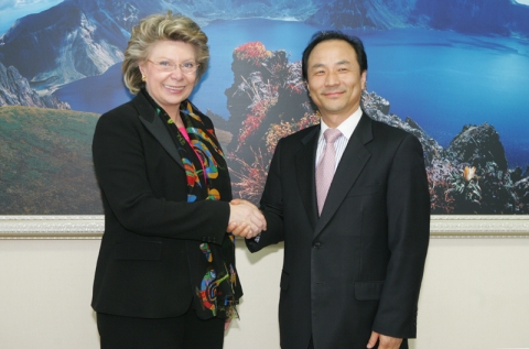 김명곤 문화관광부 장관은 2007년 4월 9일(월), 오후 2시에 비비안 레딩(Mrs. Viviane Reding) EU 정보․미디어분과 집행위원 및 그 일행(4명)을 