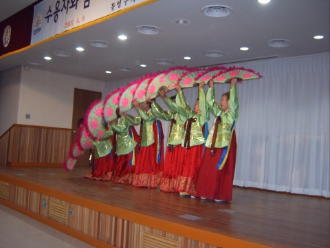 거제 실버합창단의 부채춤