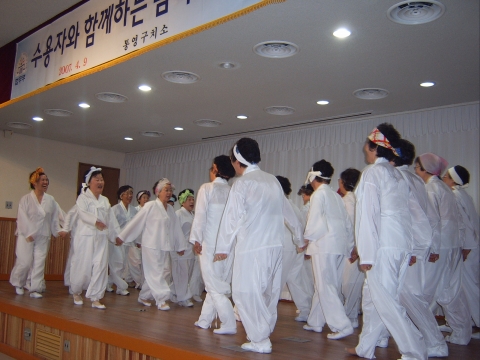 거제 실버합창단의 여우야여우야 놀자 공연 모습