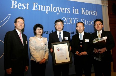 ‘한국 최고의 직장’ 시상식(박경미 휴잇 한국지사장(왼쪽 두 번째)과 권오갑 현대중공업 부사장(가운데) 및 임직원들) 