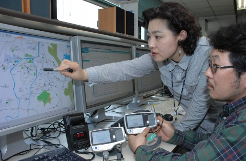 ETRI 연구원들이 물류연계 프로토콜기술을 이용, 화물차량의 위치정보를 추적하는 시연을 하고 있다.
