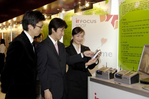 SK C&C Solution사업팀 김세영 사원이 ‘SK C&C IT FOCUS 2007’ 행사장에 마련된 부스에서 자사가 개발한 초소형의 스마트카드 복합 단말기 ‘PAYONE’를 소개하고 있는 모습