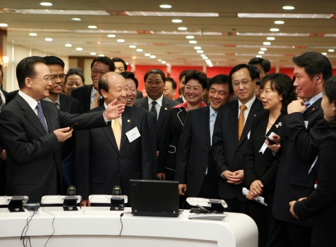 TD-SCDMA  시연회장에서 대화를 주고 받고 있는 원자바오 총리와 최태원 회장.