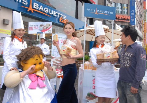 커다란 뚱뚱녀가 날씬하고 건강해지길 바라며 비만과 당뇨 방지에 도움이 되는 건강 식빵 ‘나를 위한 선택 슬림 53.5’를 먹고 있다.