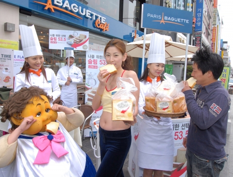 파리바게뜨 홍대역점 앞 무료 혈당 및 체지방 측정 행사장에서 한 시민이 건강을 생각하며 ‘나를 위한 선택 슬림 53.5 식빵’을 시식하고 있다.