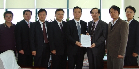 충남대는 최근 산학연교육연구관에서 산학협력단 김형일 단장과 약학대학 정상헌 교수 일동제약 홍재선 상무 등 관계자들이 참석한 가운데 기술이전 계약을 체결했다.