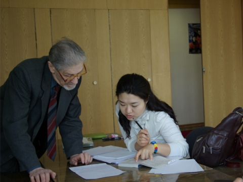 수업 중 이소연의 질문에 친절하게 설명해 주시는 이고르선생님