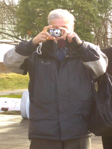 수업 끝나고 차량을 기다리시면서 우리를 본인 디카로 직접찍으시는 이고르 선생님