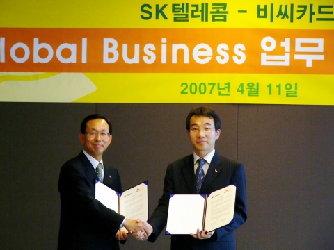 SK텔레콤과 BC카드가 중국 등 한국 방문 외국인을 대상으로 한 이동전화 로밍 활성화를 위해 글로벌로밍서비스 관련 전략적 제휴를 맺었다.  사진은 11일, 을지로 SK텔레콤 본사에