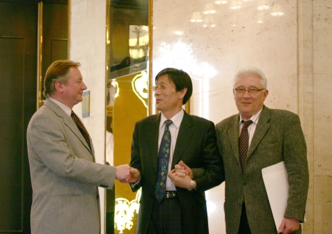 에스앤피 대표 최세진(가운데)과 독일 베를린 국립음대 Jan Tomes 교수(왼쪽)와 Catalin Ilea 교수(오른쪽) 인터뷰 후 악수를 하고 있다.