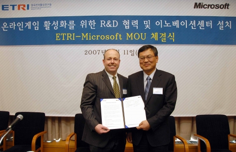 케빈 터너 마이크로소프트 COO(Chief Operating Officer, 비즈니스 총괄 사장)과 ETRI 최문기 원장이 협약 체결 후 악수를 나누고 있다.  