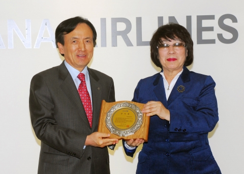 사진 왼쪽 강주안 아시아나항공 사장, 오른쪽 박동은 유니세프 한국위원회 사무총장
