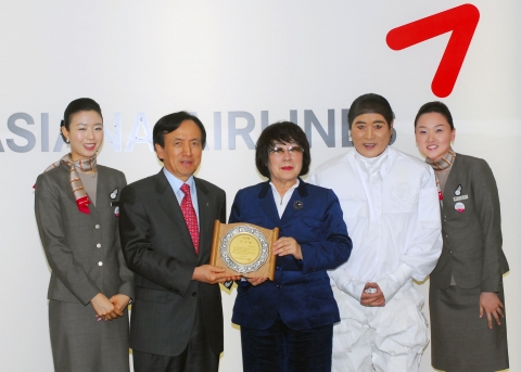 왼쪽부터 아시아나항공 승무원, 강주안 아시아나항공 사장, 오른쪽 박동은 유니세프 한국위원회 사무총장, 유니세프 친선대사 앙드레김, 아시아나항공 승무원