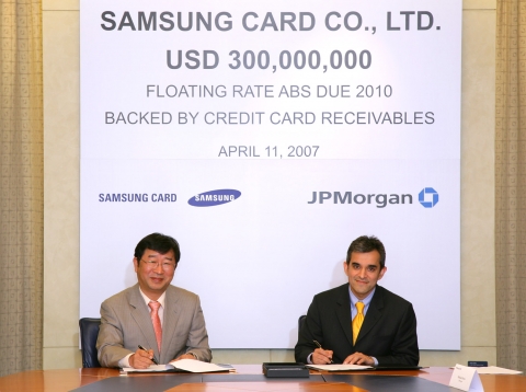 삼성카드는 JP Morgan 홍콩 사옥에서 삼성카드 CFO 신응환 전무(사진 左)와 JP Morgan Global Market Asia 대표인 Mr. Tarun Mahrotri(타