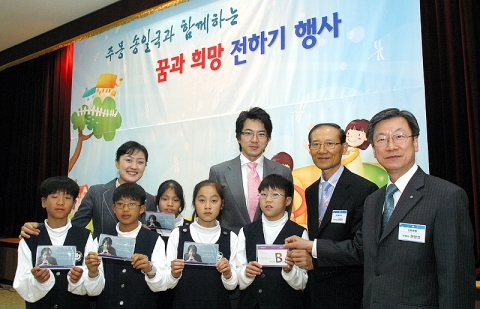 보건복지부 김용현 본부장(오른쪽 두번째) 과 신한은행 문창성 부행장(오른쪽 첫번째), 신한은행 모델 송일국씨 (오른쪽 세번째)의 통장 전달식 기념사진 모습
