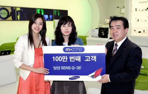 삼성전자 국내영업사업부 손정환 상무(사진 오른쪽)와 새로운 옙(Yepp) 모델인 손담비씨(사진 왼쪽)가 행운의 100만 번 째 방문객인 배정아씨(사진 가운데)에게 '센스 