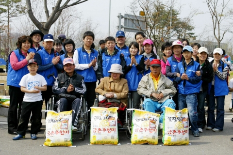 삼성화재는 15일 거동이 불편해 야외 활동이 어려운 휠체어 장애인들을 대상으로 『휠체어 장애인 초청 사랑나눔 걷기』행사를 실시했다고 밝혔다.