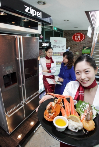 패밀리레스토랑 '빕스' 등촌점에서 열린 <지펠 독립냉각 페스티벌>에서 방문고객들이 2007년형 지펠 콰트로 냉장고를 체험해보고 있다. 