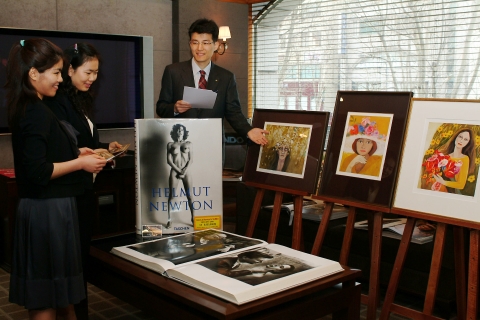 KB국민은행(www.kbstar.com/은행장 강정원)은 오는5월 11일까지 GOLD&WISE 청담 PB센터에서 고객이 소장하고 있는 천경자 화백의 판화와 타셴(Taschen) 희