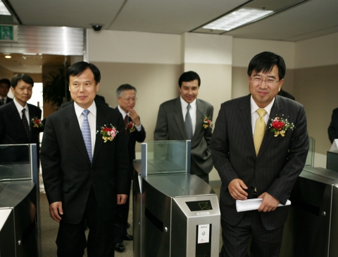 SK텔레콤 정보기술연구원장 박노철 전무(左)와 배준동 마케팅부문장 (右)이 보안운영센터를 시범적으로 통과하고 있다.