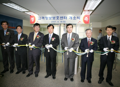 개소식 테이프 커팅 모습. 사진은 왼쪽부터 SK텔레콤 Biz Solution팀 이상철 팀장, IT보안팀 이기혁 팀장, 마케팅부문장 배준동 전무, 정보기술연구원장 박노철 전무, SK
