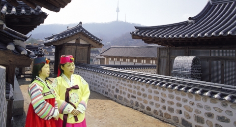 한국관광공사는 공사 지하1층 관광안내전시관에서 ‘한복입기 체험 행사’를 오는 4월 23일(월)부터 12월 23일(일)까지 - 매월 넷째 주 월요일에서 일요일에 걸쳐 실시한다.