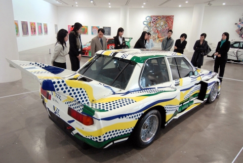 팝 아트의 거장 앤디워홀이 그린 BMW 아트카와 그의 대표작인 마릴린먼로 시리즈 작품에 매료된 관람객들의 모습.