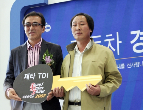 폭스바겐 제타 2.0 TDI 당첨자(사진 우측)