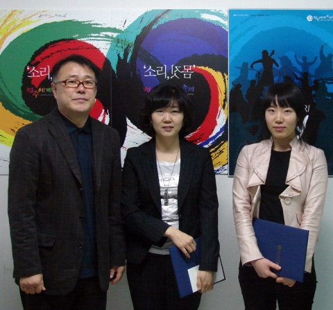 4월 16일 포스터 시상식, 전주세계소리축제 조직위사무실, 곽병창 총감독, 대상 김지희씨, 가작 권은미씨 (왼쪽부터)