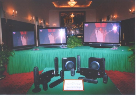 캄보디아 왕궁에 설치된 삼성 LCD-TV와 홈시어터