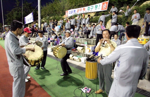프로축구 못지않은 뜨거운 응원전 모습.