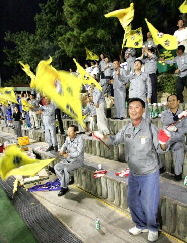 프로축구 못지않은 뜨거운 응원전 모습.