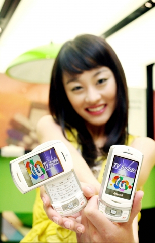 삼성전자는 19일부터 22일까지 COEX에서 열리는 KIS(Korea IT Show) 2007에서 지상파 DMB와 위성 DMB 수신 기능을 모두 지원하는 &#039;듀얼 DMB폰&#039;(SCH-B710)을 업계에서 처음으로 선보인다.