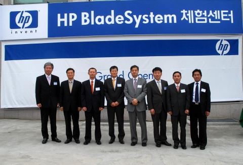 한국HP 최준근 대표(왼쪽에서 네번째)와 한국정보공학(주) 유용석 대표(왼쪽에서 세번째) 외 관련 인사들이 HP 블레이드시스템 체험센터 개관식에 참석했다.
