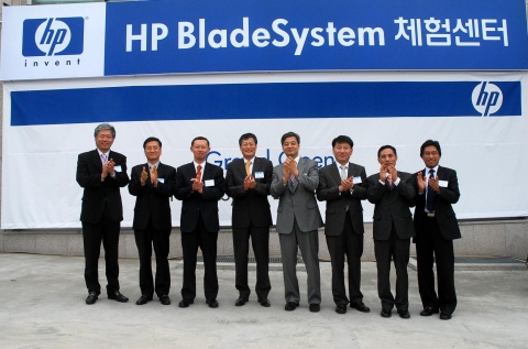 한국HP 최준근 대표(왼쪽에서 네번째)와 한국정보공학(주) 유용석 대표(왼쪽에서 세번째) 외 관련 인사들이 HP 블레이드시스템 체험센터 개관식에 참석했다.
